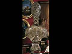 Detailabbildung: Große Büste eines heiligen Bischofs
