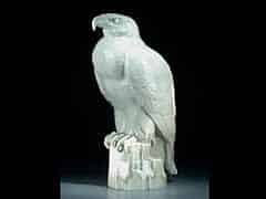 Detailabbildung: Porzellan-Figur eines auf einem Felsen sitzenden Adlers