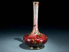 Detail images: Kleine Vase in Art von Limoges-Email-Jugenstilform. Irisierende Farben mit Mohnblüten. H.:
