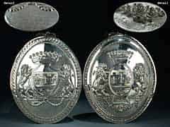 Detailabbildung: Paar in Silber getriebene Wappen-Plaketten zum Andenken an Graf Marcolini
