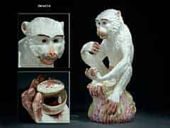 Detailabbildung: Porzellan-Affe mit Schnupftabaksdose