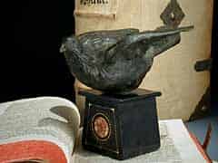Detailabbildung: Bronze-Figur einer Taube