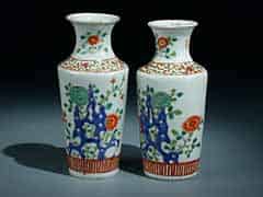 Detailabbildung: Paar chinesische Porzellan-Vasen mit Email-Malerei.