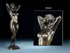 Detailabbildung: Bronze-Aktfigur eines stehenden Mädchens