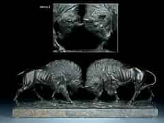 Detailabbildung: Bronzefigurengruppe zweier kämpfender Bison