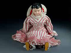 Detailabbildung: Puppe mit weißem, rot gestreiftem Kleid und gehäkeltem Hut. Kopf im bemaltem Pappmasché