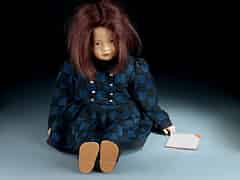 Detailabbildung: Puppe, junges Mädchen mit schwarz/dunkelblauem Kostüm, schwarzen Strümpfen und