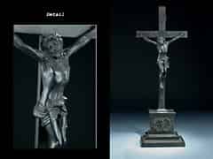 Detailabbildung: In Eisen gegossenes Kreuz mit Corpus Christi