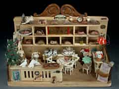 Detail images: Puppenstube im Aufbau eines Caféhauses mit rückwertigem Wandregal, darin Kuchen und