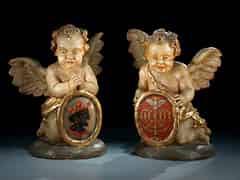 Detail images: Paar geschnitzte knieende Engel, jeweils auf rundem Rasensockel.