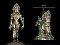 Detail images: Tibetanische Bronzeguss-Figur einer aufrecht stehenden grünen Tara