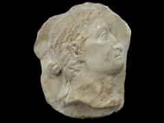 Detailabbildung: Marmorreliefbildnis eines römischen Imperators