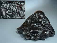 Detailabbildung: Buddhafigur mit erotischer Darstellung am Boden