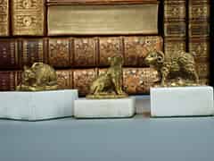 Detailabbildung: Drei Briefbeschwerer mit Bronzefiguren auf weissen Marmorsockeln