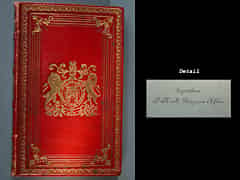 Detailabbildung: Buch mit rotem Ledereinband und reicher Goldprägung