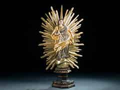 Detailabbildung: Gefasste teilvergoldete und versilberte Schnitzfigur einer Maria Immaculata