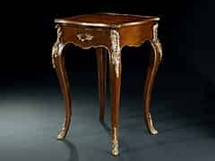 Detailabbildung: Reich intarsiertes und mit Bronzen dekoriertes Tischchen im Louis XV-Stil