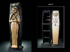 Detailabbildung: Sammlungs- oder Weinschrank in Form eines ägyptischen Mumien-Sarkophags