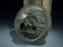 Detailabbildung: Bronzeguss einer Löwenmaske