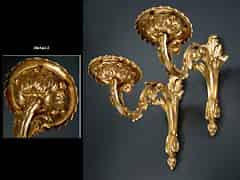 Detailabbildung: Paar feuervergoldete Bronze-Wandarme für Vasenaufstellung