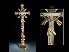 Detailabbildung: Altarkreuz oder Herrgottswinkel-Kreuz im Rokoko-Stil