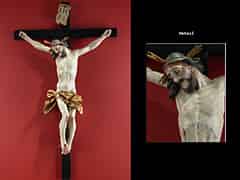 Detailabbildung: Großes Holzkreuz mit geschnitztem und gefasstem Corpus Christi