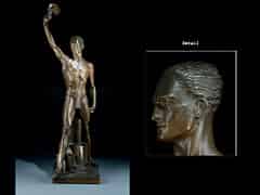 Detailabbildung: Bronzefigur eines Jünglings mit erhobener Fackel