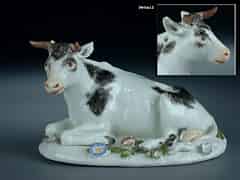 Detailabbildung: Meissener Porzellan-Figur einer liegenden Kuh
