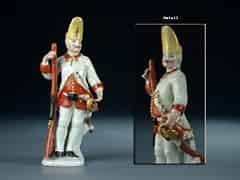 Detailabbildung: Meißener Porzellanfigur eines Grenadiers aus der Militärparade