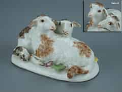 Detailabbildung: Meissener Figurengruppe zweier liegender Schafe
