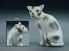 Detailabbildung: Porzellanfigur einer sitzenden Katze