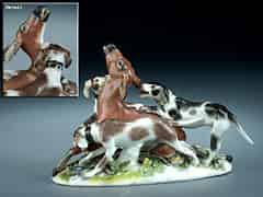 Detailabbildung: Kleine Meissener Figurengruppe von drei Jagdhunden, ein Reh anfallend