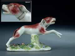 Detailabbildung: Meissener Porzellanfigur eines springenden Jagdhundes