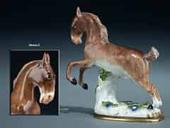 Detailabbildung: Meissener Porzellanfigur eines springenden Pferdes