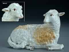 Detailabbildung: Meissener Porzellanfigur eines liegenden Schafes