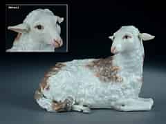 Detailabbildung: Meissener Porzellanfigur eines großen liegenden Schafes