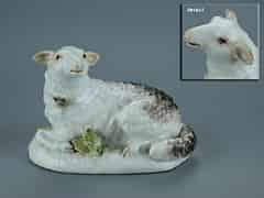 Detailabbildung: Meissener Porzellanfigur eines liegenden kleinen Schafes