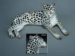 Detailabbildung: Meissner Porzellanfigur eines liegenden Leoparden