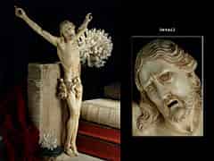 Detailabbildung: Außergewöhnlich großer Elfenbein-Christus-Corpus
