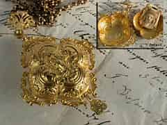 Detailabbildung: Amulettanhänger an Kette