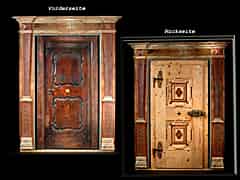 Detailabbildung: Tür mit Türstock sowie ein geschnitzter Türrahmen
