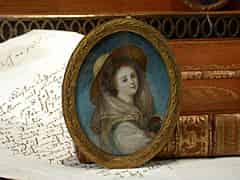 Detailabbildung: Portrait-Miniatur einer Dame mit Hut und Kopftuch.