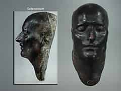 Detailabbildung: Totenmaske Napoleons aus Metall auf Holz