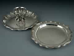 Detail images: Ein Silberteller mit Halterung für ein Glasgefäß sowie ein weiterer Teller. Mexikanisches