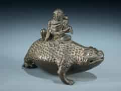 Detailabbildung:  Bronze-Darstellung einer Kröte mit darauf sitzendem Einsiedler.