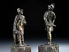 Detailabbildung: Feine Bronzeskulpturen von zwei Soldaten