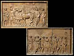 Detailabbildung: Zwei Terrakotta-Tafeln nach den Reliefs im Durchgang des Titusbogens in Rom