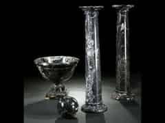 Detailabbildung: Zwei Marmorsäulen und eine Vase, dazu eine Kugel