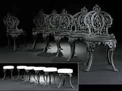 Detailabbildung:  Sechs museale Stühle und sechs Hocker