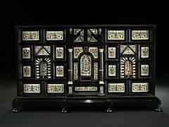 Detailabbildung:  Kabinettschrank mit Elfenbeinintarsien des 17. Jahrhunderts